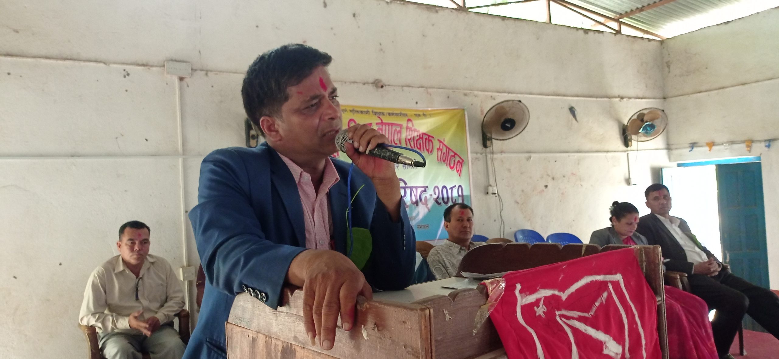 शिक्षक तथा कर्मचारीहरूले आफ्ना छोराछोरीहरूलाई सामुदायिक विद्यालयमा अध्यापन गराउनुपर्ने