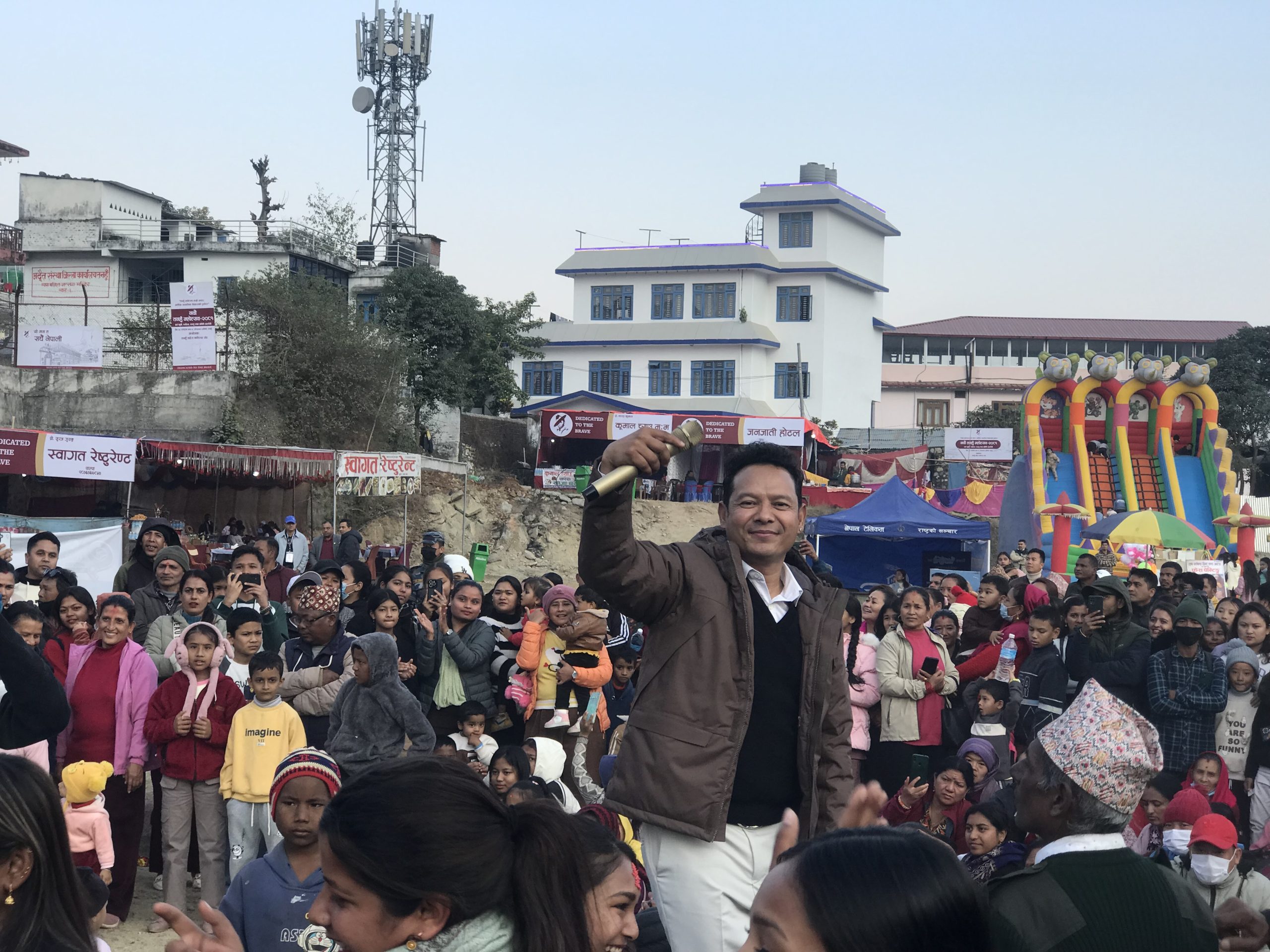गायक बद्री पँगेनी र एलिना चौहानको प्रस्तुतिमा तनहुँ महोत्सवमा झुमे दर्शक