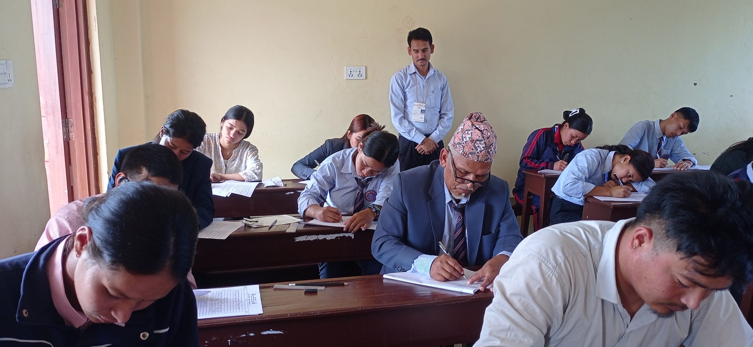 ६८ वर्षका लालबहादुर कक्षा १२ को परीक्षा दिँदै : पढाइलाई उमेरले छेक्दैन भन्ने गतिलो उदाहरण