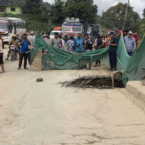 पुलमा भ्वाङ परेपछि दुइतर्फी सवारी अवरुद्ध