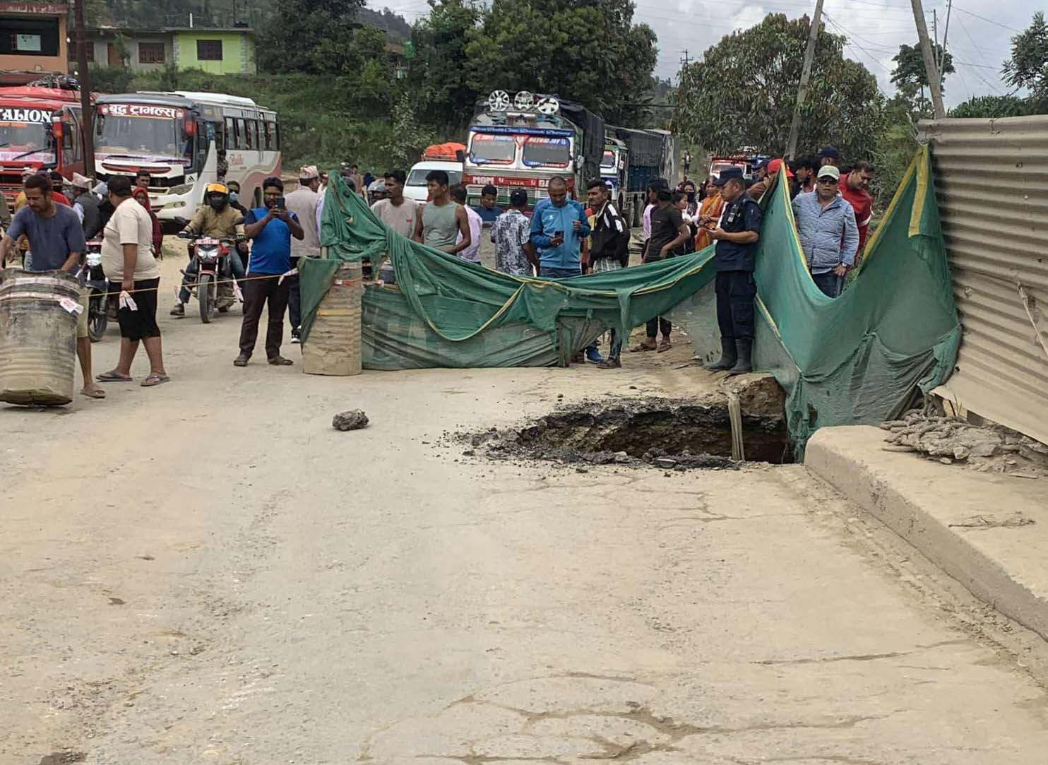 पुलमा भ्वाङ परेपछि दुइतर्फी सवारी अवरुद्ध