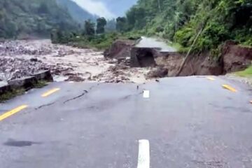 बाढीले सडक बगाएपछि शनिबार बिहानैदेखि अवरुद्द भएको सडक एक तर्फी रूपमा खुलेको छ ।