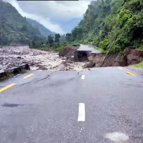 बाढीले सडक बगाएपछि शनिबार बिहानैदेखि अवरुद्द भएको सडक एक तर्फी रूपमा खुलेको छ ।