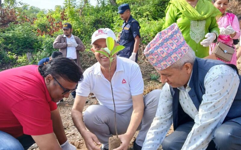 ५३ औ विश्व बातावरण दिवसकाे अवशरमा तनहुँमा बृहत् बृक्षारोपण कार्यक्रम