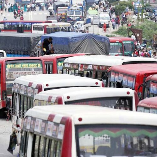 यातायात बन्द गरेर यातायात व्यवसायी अनिश्चितकालीन आन्दोलनमा