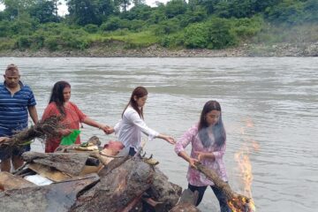 बुवाकाे मृत्युपछि छाेरीहरुले घाटसम्म काँध हाले , दागबत्ती दिए अनि काजकिरियामा बसे