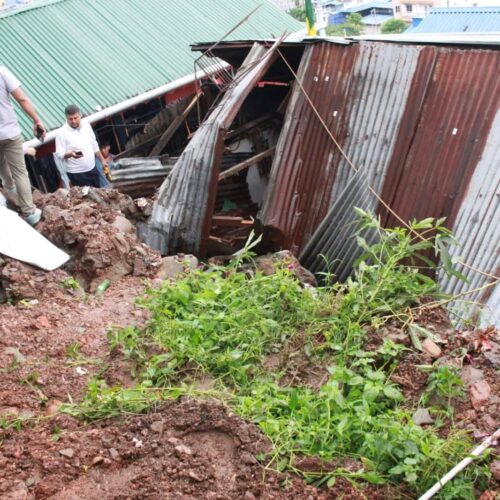 धरानमा अविरल वर्षापछि पहिरो, स्थानीयको घरमा क्षति