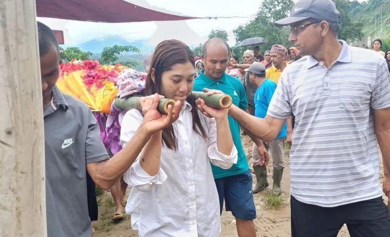 बुवाको संस्कारमा छोरीहरूको काँध, भिमबहादुर क्षेत्रीको जीवनले दिएको समानताको पाठ