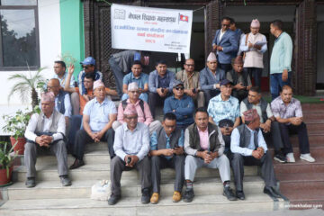 कांग्रेस कार्यालयमा शिक्षक महासंघको धर्ना