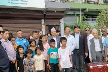 वडाध्यक्षको जिम्मामा सिन्धुली फर्किए पोखरामा भेटिएका हायू परिवार