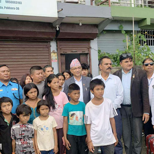 वडाध्यक्षको जिम्मामा सिन्धुली फर्किए पोखरामा भेटिएका हायू परिवार