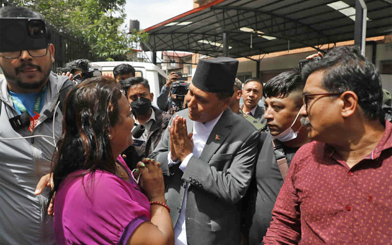शपथलगत्तै कुलमान घिसिङ मृतक र घाइतेको परिवार भेट्न त्रिवि अस्पताल
