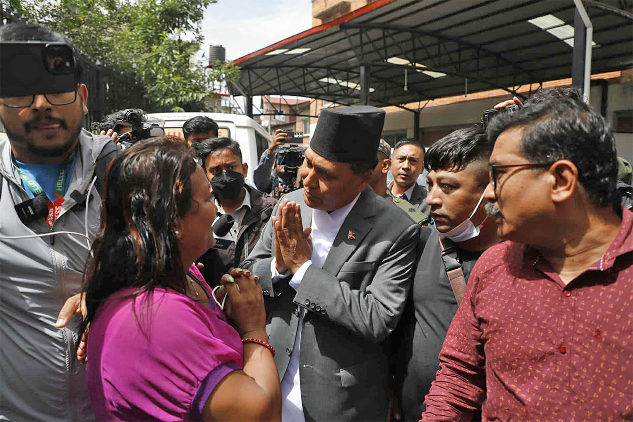 शपथलगत्तै कुलमान घिसिङ मृतक र घाइतेको परिवार भेट्न त्रिवि अस्पताल