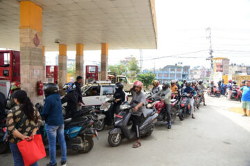 कर्फ्यु खुल्दै, पेट्रोल पम्पमा लामो लाइन