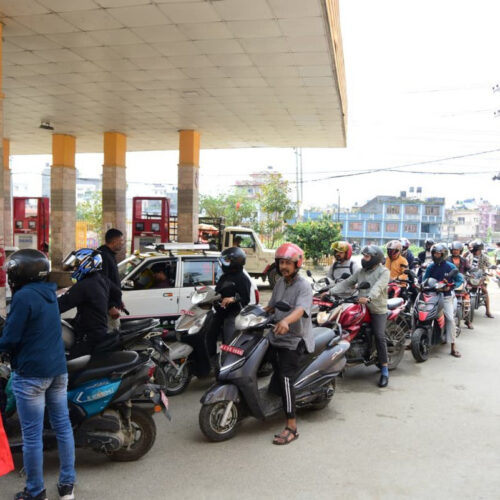 कर्फ्यु खुल्दै, पेट्रोल पम्पमा लामो लाइन